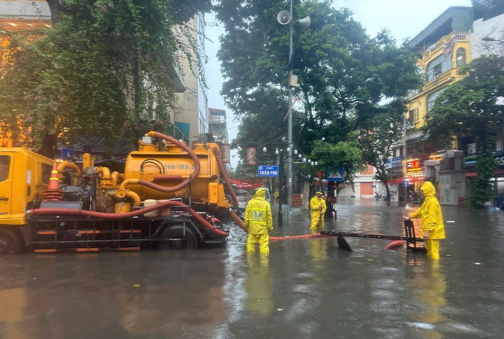 Ứng phó bão số 11: Hà Nội kích hoạt các biện pháp tiêu thoát nước, phòng chống úng ngập  - Ảnh 2.
