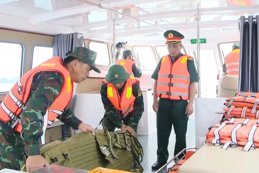 Ứng phó bão số 11: Lực lượng vũ trang khẩn cấp sẵn sàng ứng phó - Ảnh 3.