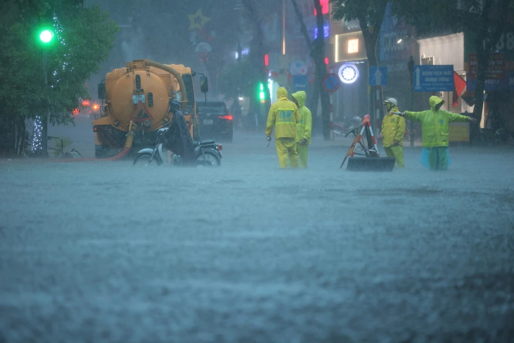 Ứng phó bão số 11: Hà Nội kích hoạt các biện pháp tiêu thoát nước, phòng chống úng ngập  - Ảnh 1.