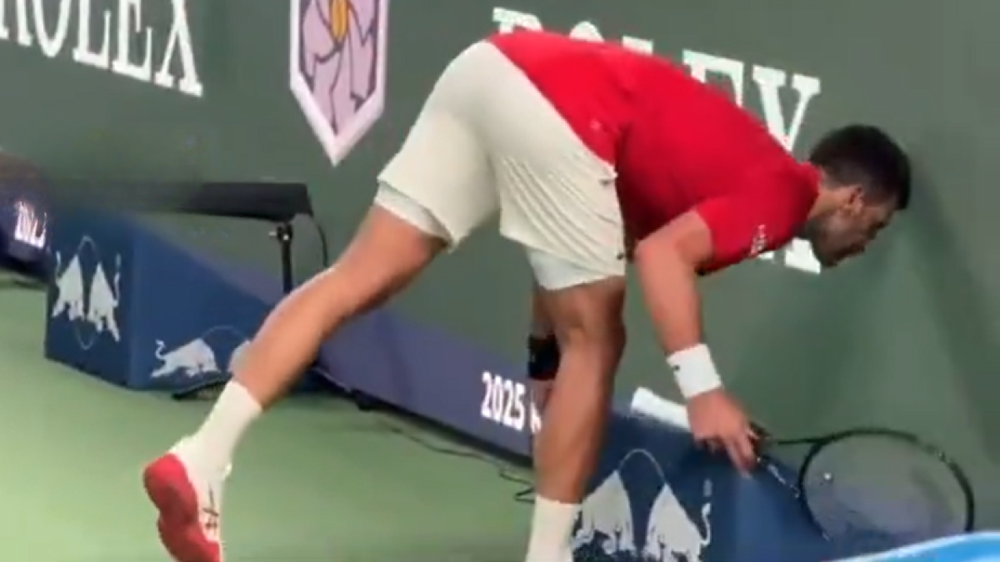 Djokovic nôn mửa, ngược dòng giành chiến thắng sau gần 3 giờ thi đấu - Ảnh 2.