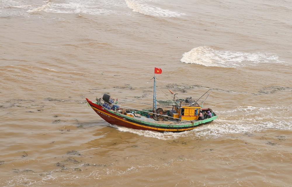 Dự báo thời tiết cuối năm: Biển Đông còn ít nhất 4-5 cơn bão lớn, mưa lớn kỷ lục và rét đậm sẽ xuất hiện sớm. - Ảnh 1.