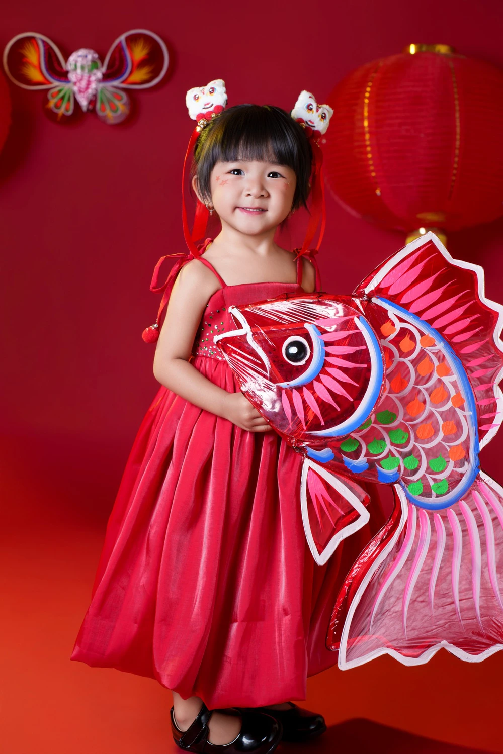 Model nhí Tú Uyên rạng rỡ trong bộ ảnh Trung thu sắc màu - Ảnh 1.