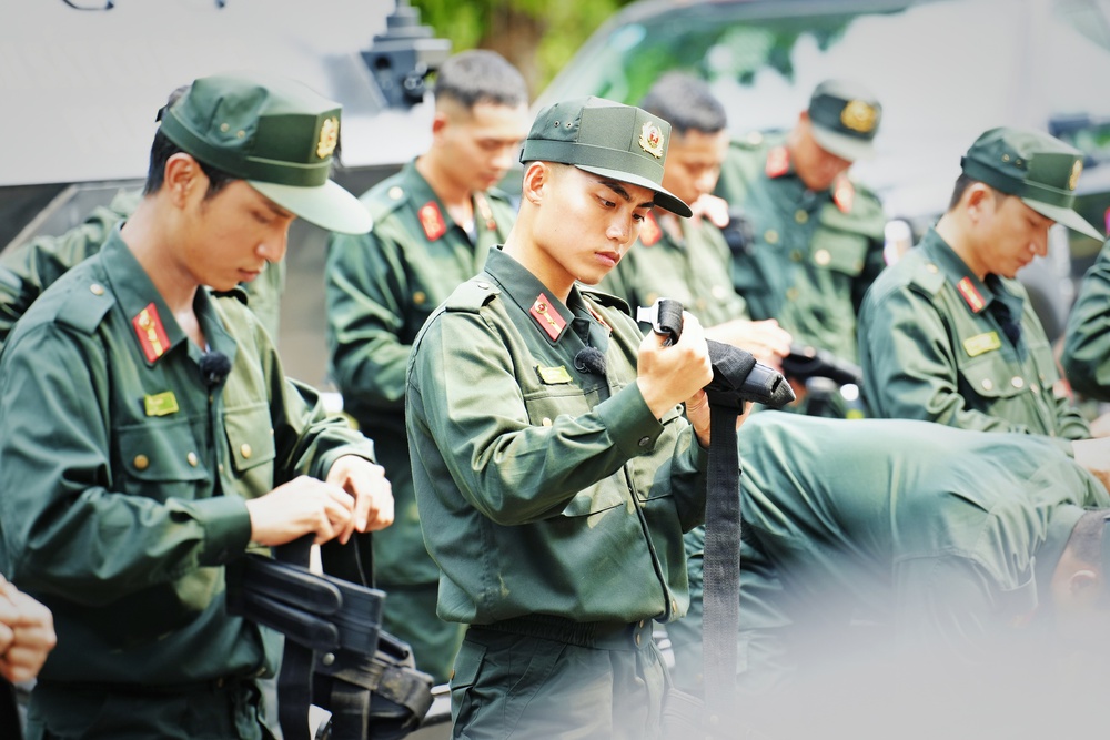 MONO vượt tường cao, đu dây từ nhà cao tầng trong “Chiến sĩ quả cảm” - Ảnh 1.