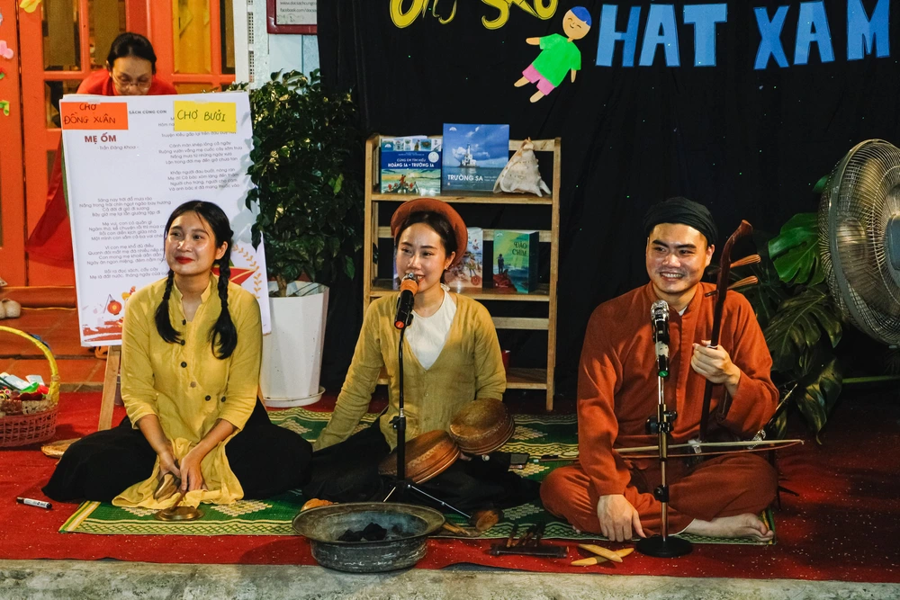 Đêm Trung thu rộn ràng cùng CLB Đọc sách cùng con với “Ông sảo ông sao – Mời vào hát xẩm” - Ảnh 3.