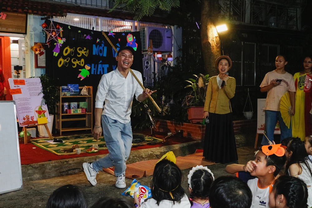 Đêm Trung thu rộn ràng cùng CLB Đọc sách cùng con với “Ông sảo ông sao – Mời vào hát xẩm” - Ảnh 4.