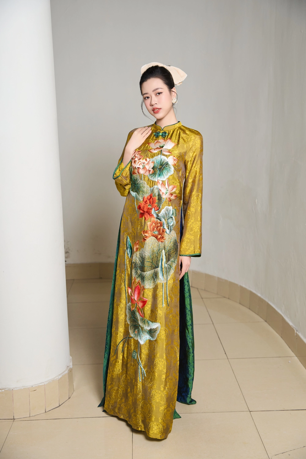 NTK Ngọc Lan tôn vinh nghề thêu thủ công truyền thống qua BST &quot;Tơ Xưa&quot; - Ảnh 10.
