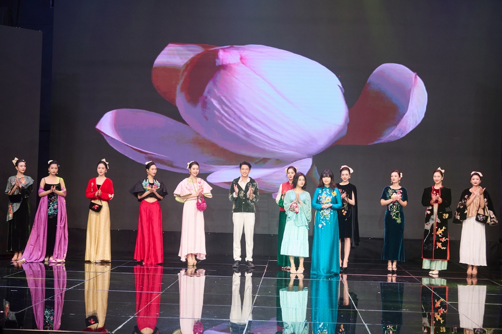 NTK Ngọc Lan tôn vinh nghề thêu thủ công truyền thống qua BST &quot;Tơ Xưa&quot; - Ảnh 1.