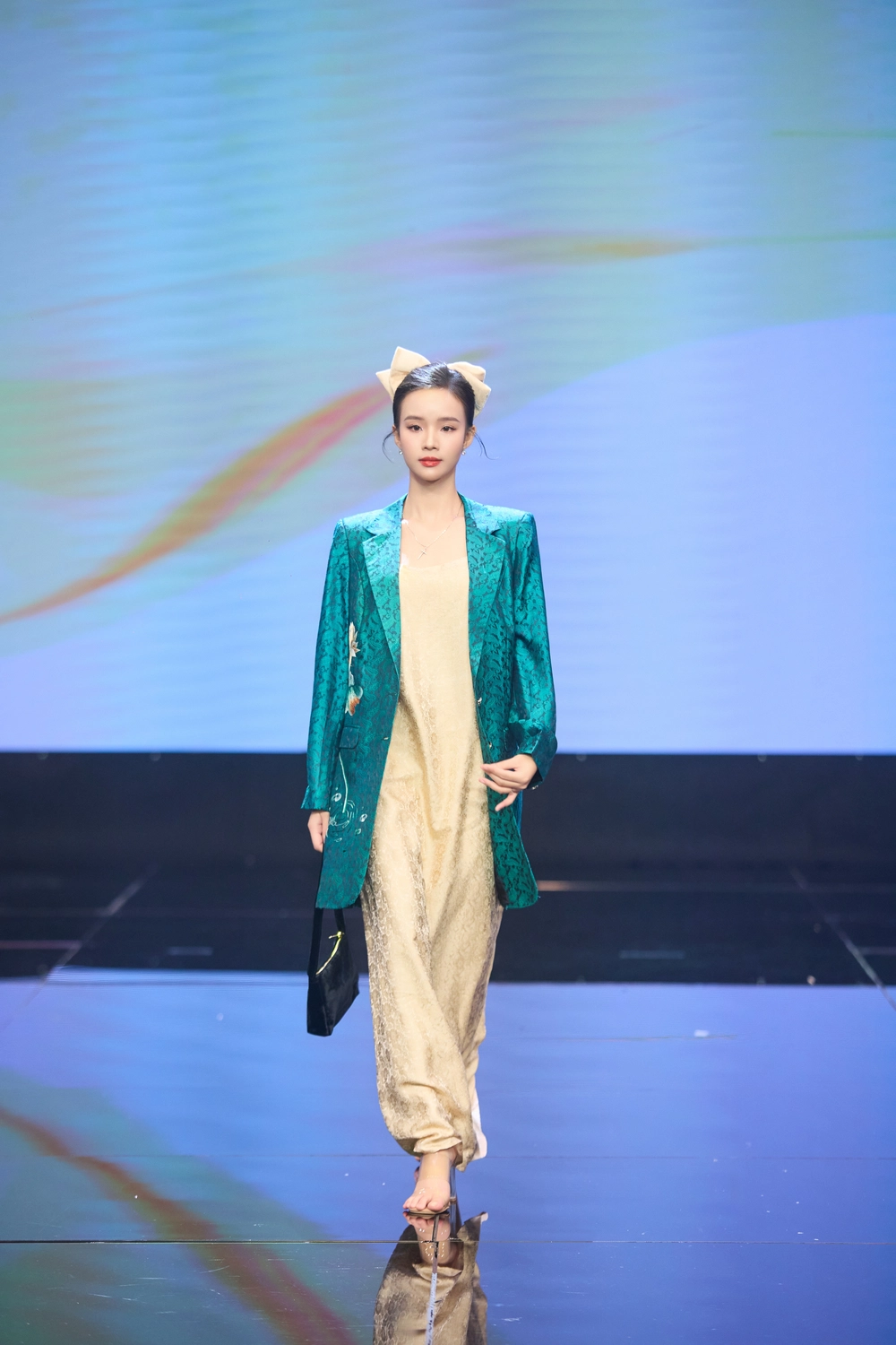 NTK Ngọc Lan tôn vinh nghề thêu thủ công truyền thống qua BST &quot;Tơ Xưa&quot; - Ảnh 11.