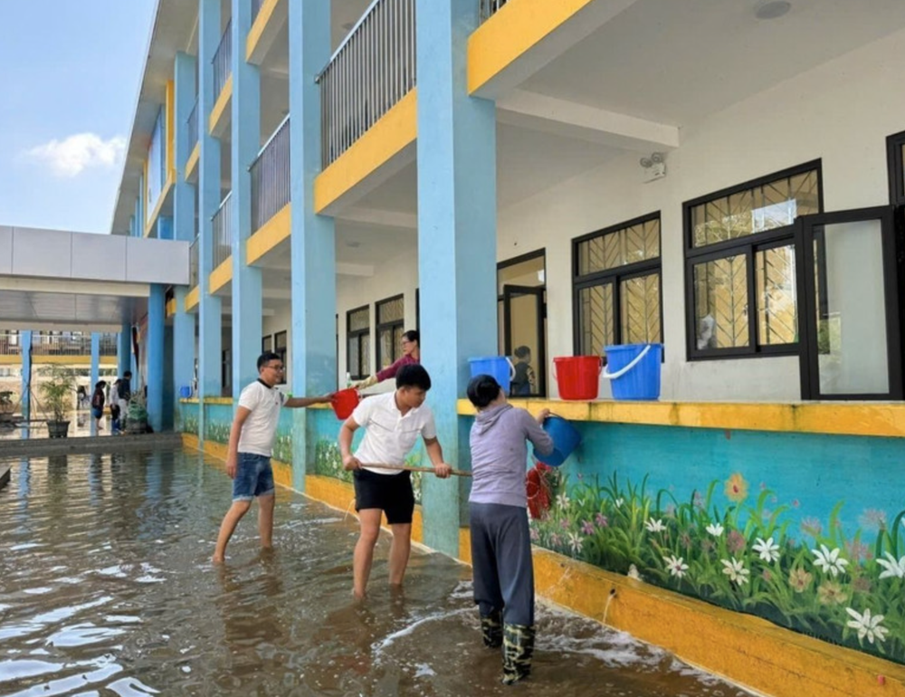 Hà Nội yêu cầu các trường chủ động ứng phó mưa lớn do hoàn lưu bão số 11 - Ảnh 1.