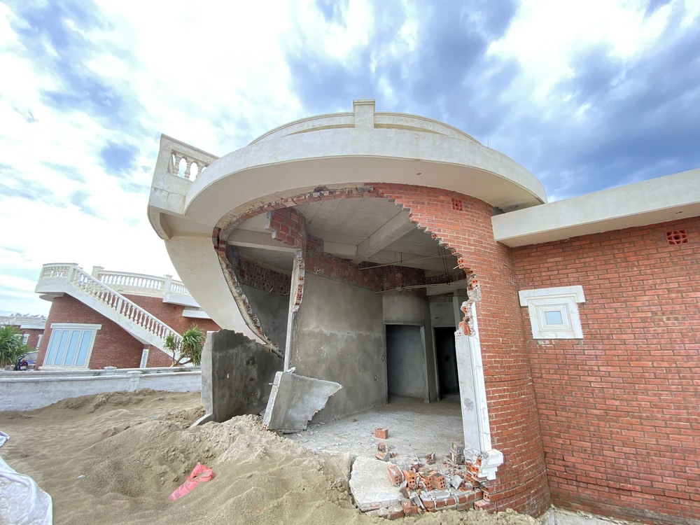 Khu du lịch ven biển Hà Tĩnh bị thiệt hại nặng nề sau bão số 10 - Ảnh 7.