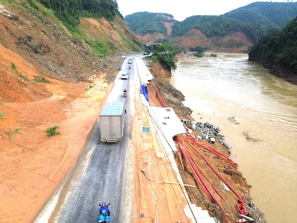 Chuyên gia lý giải về mùa bão bất thường - Ảnh 2.