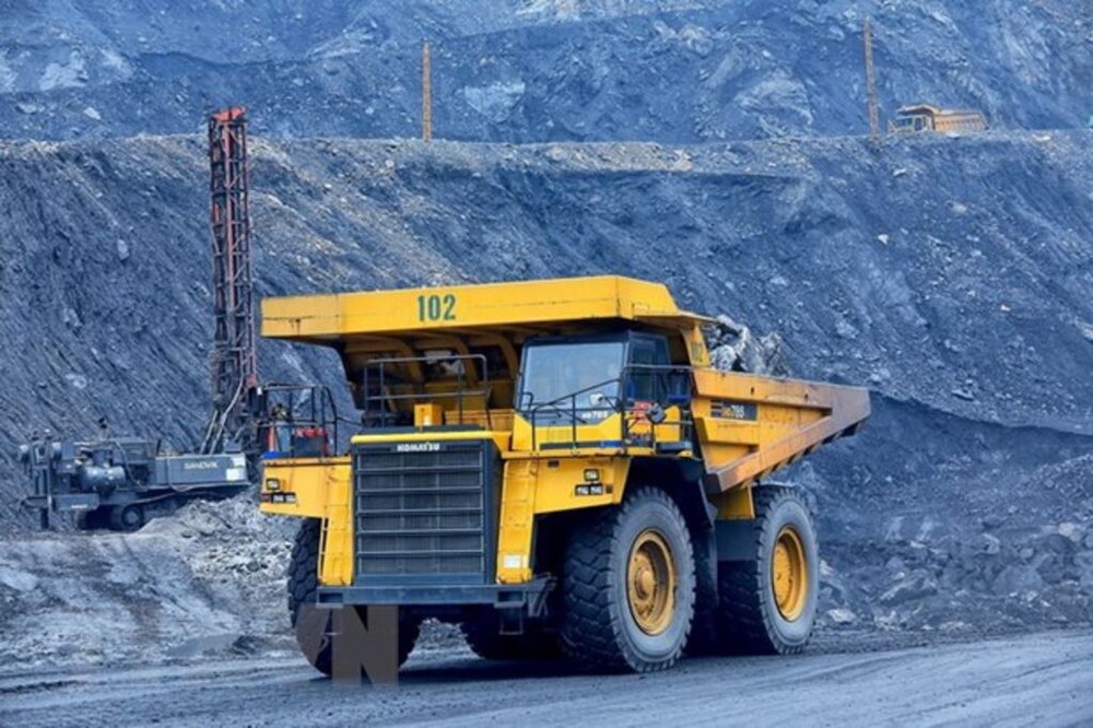 Xe chuyên dụng trọng tải lớn được sử dụng tại khu khai thác mỏ than. (Ảnh: Tuấn Anh/TTXVN)
