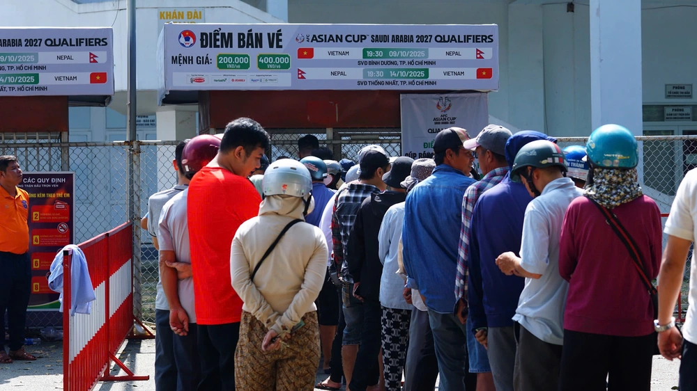 Người hâm mộ háo hức mua vé vào xem Việt Nam đấu Nepal - Ảnh 6.