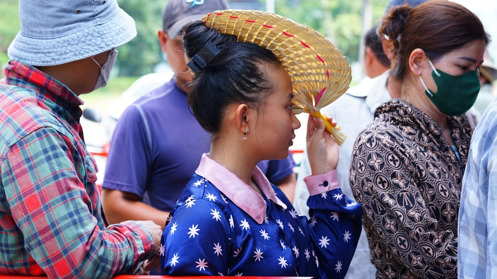 Người hâm mộ háo hức mua vé vào xem Việt Nam đấu Nepal - Ảnh 7.