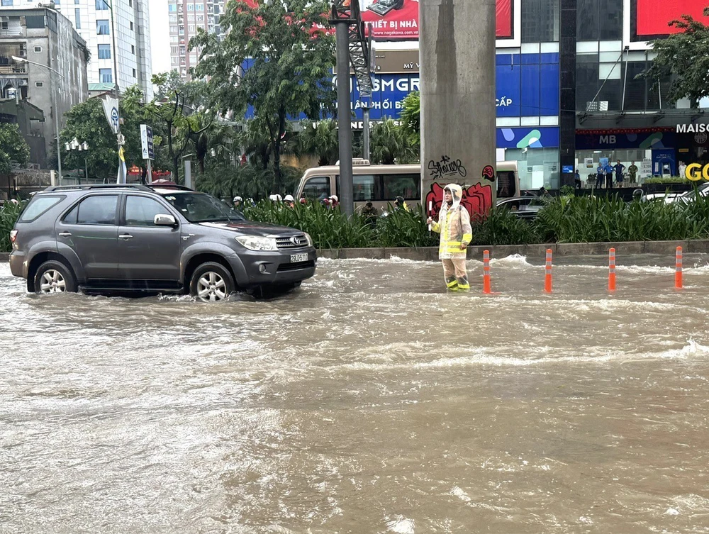 Hà Nội kích hoạt các phương án ứng phó, tập trung tiêu úng tại 90 vị trí ngập nước - Ảnh 1.