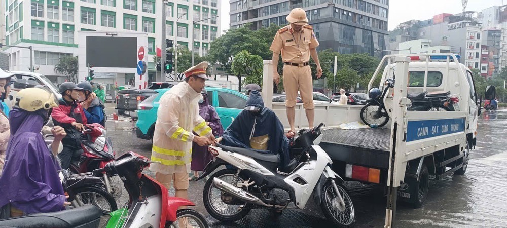 Hà Nội: Xử lý sự cố rò điện ở khu vực ngập nước, bảo đảm an toàn cho người dân - Ảnh 2.