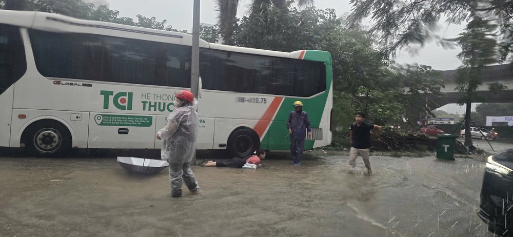 Hà Nội: Xử lý sự cố rò điện ở khu vực ngập nước, bảo đảm an toàn cho người dân - Ảnh 1.