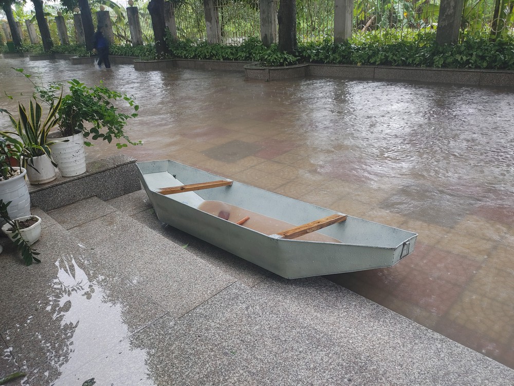 Hà Nội ngập cục bộ do mưa lớn sau bão số 11, đời sống người dân bị ảnh hưởng - Ảnh 6.