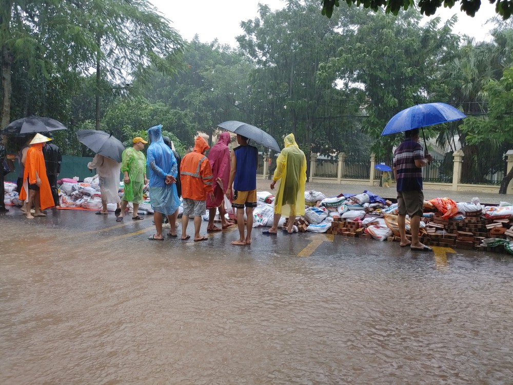 Hà Nội ngập cục bộ do mưa lớn sau bão số 11, đời sống người dân bị ảnh hưởng - Ảnh 5.