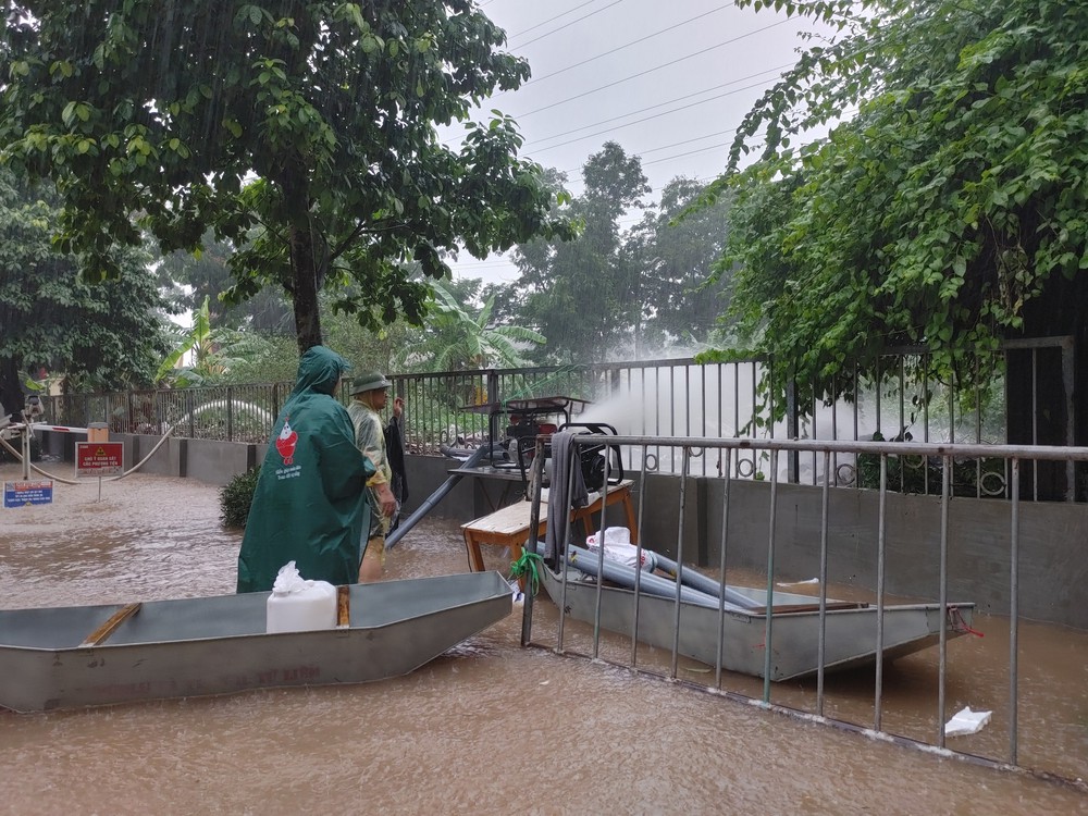 Hà Nội ngập cục bộ do mưa lớn sau bão số 11, đời sống người dân bị ảnh hưởng - Ảnh 4.