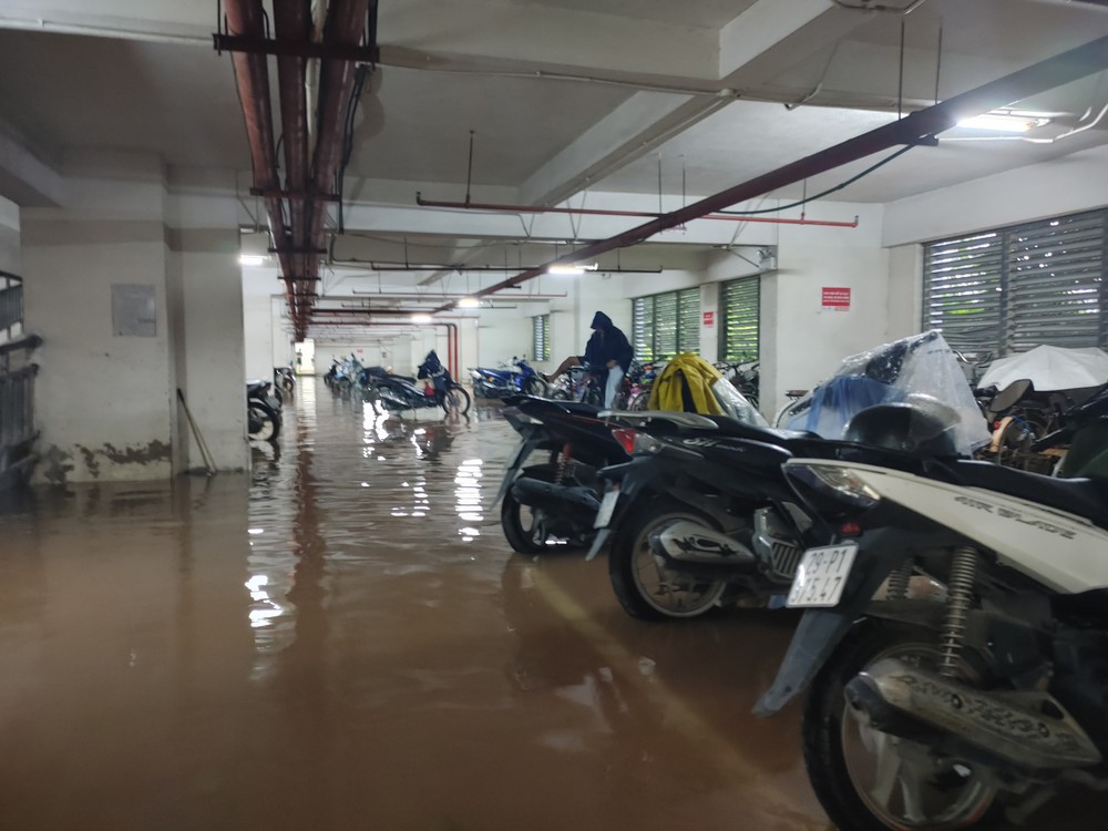 Hà Nội ngập cục bộ do mưa lớn sau bão số 11, đời sống người dân bị ảnh hưởng - Ảnh 3.
