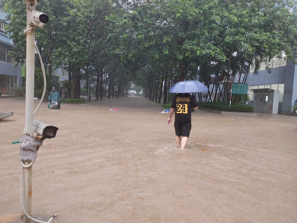 Hà Nội ngập cục bộ do mưa lớn sau bão số 11, đời sống người dân bị ảnh hưởng - Ảnh 2.