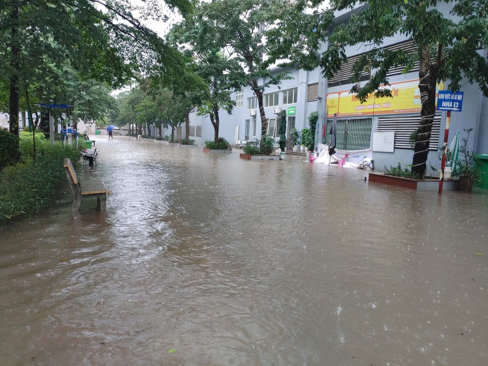 Hà Nội ngập cục bộ do mưa lớn sau bão số 11, đời sống người dân bị ảnh hưởng - Ảnh 1.