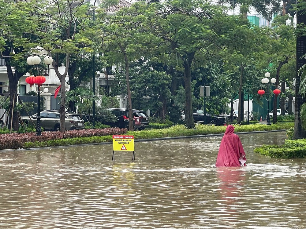 Hà Nội vận hành gần 100 trạm bơm tiêu chống úng ngập - Ảnh 1.