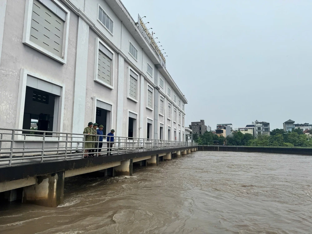 Hà Nội vận hành hết công suất các trạm bơm đầu mối để thoát nước - Ảnh 1.
