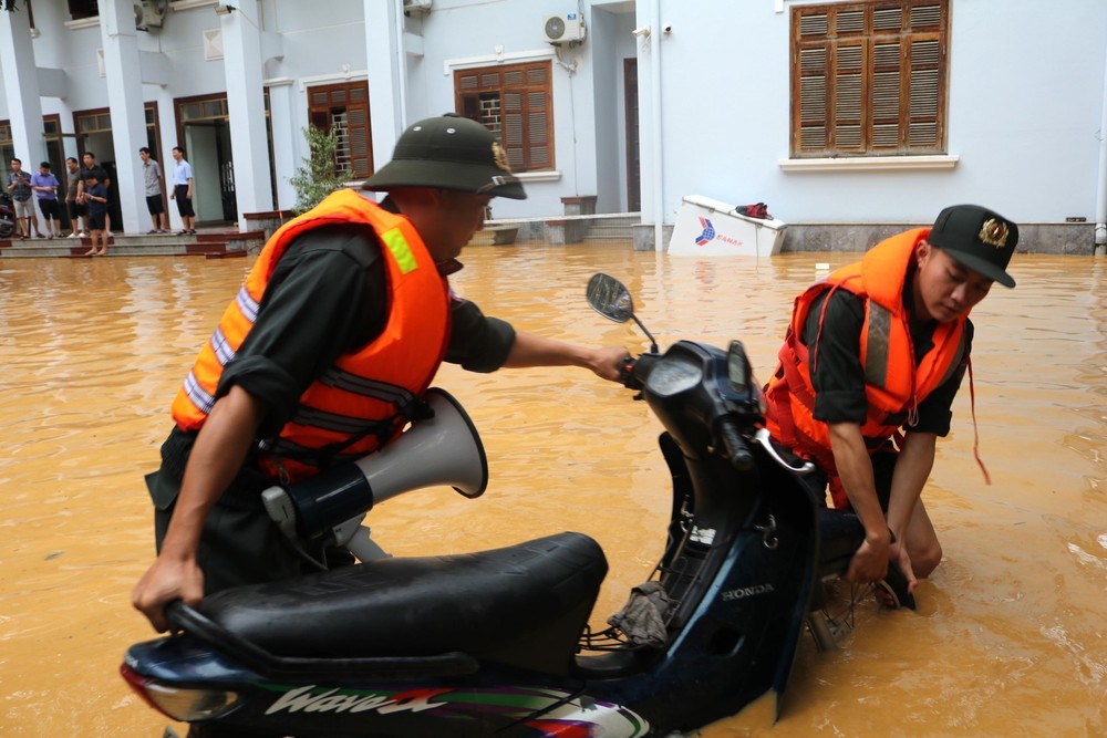 Lực lượng chức năng tỉnh Cao Bằng hỗ trợ người dân trong bão lũ - Ảnh 1.