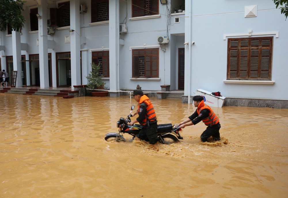 Lực lượng chức năng tỉnh Cao Bằng hỗ trợ người dân trong bão lũ - Ảnh 2.