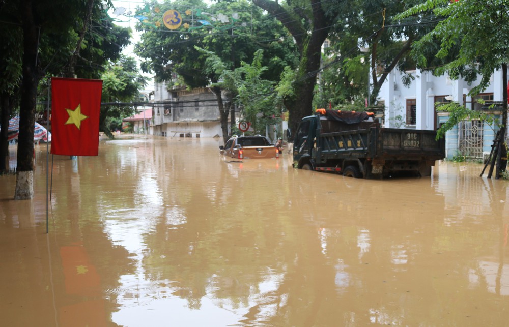 Lực lượng chức năng tỉnh Cao Bằng hỗ trợ người dân trong bão lũ - Ảnh 7.