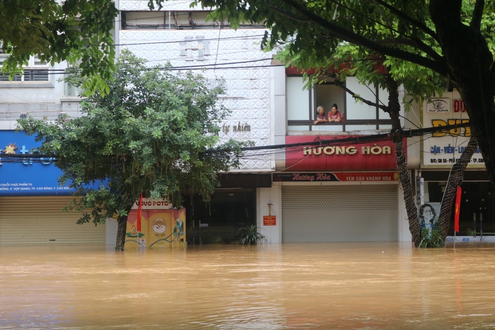 Lực lượng chức năng tỉnh Cao Bằng hỗ trợ người dân trong bão lũ - Ảnh 9.