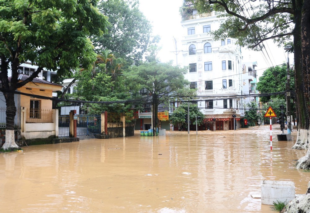 Lực lượng chức năng tỉnh Cao Bằng hỗ trợ người dân trong bão lũ - Ảnh 8.