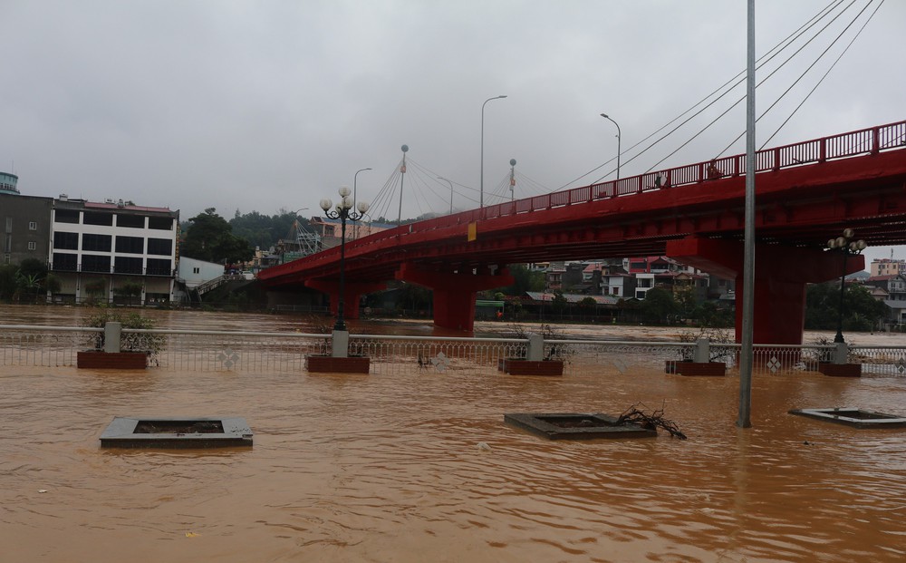 Hoàn lưu bão số 11 gây thiệt hại nặng, các địa phương khẩn trương ứng phó khắc phục - Ảnh 2.