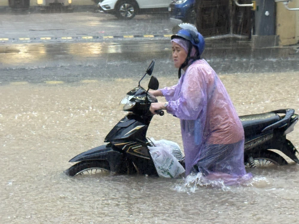 Mưa lớn suốt đêm, nhiều tuyến phố Hà Nội ngập sâu - Ảnh 16.