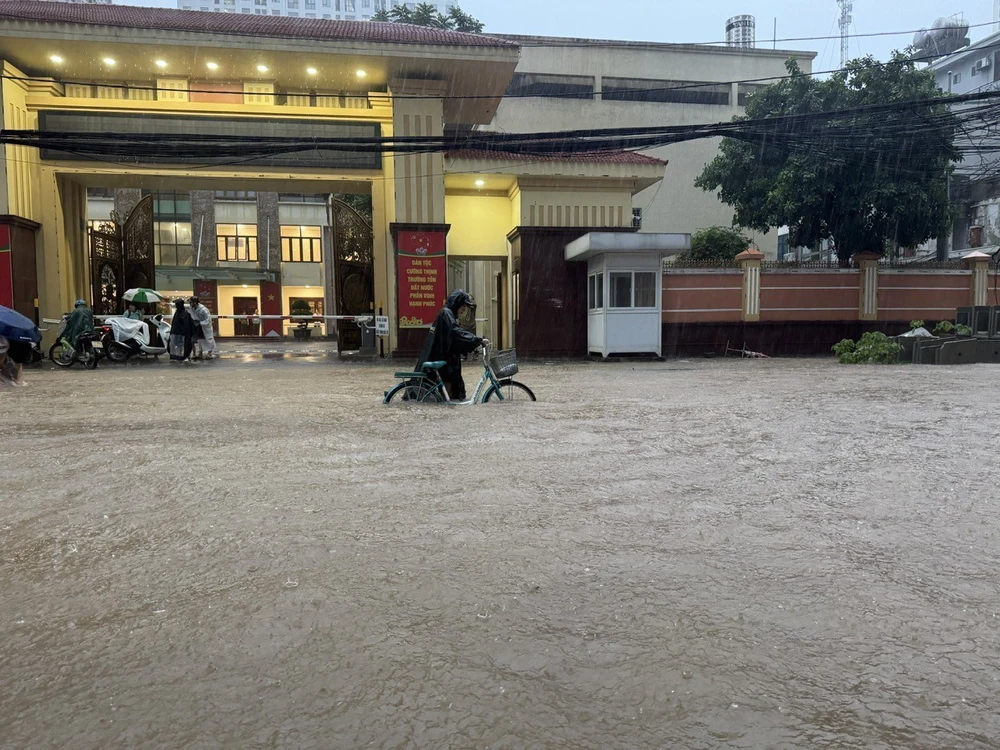 Mưa lớn suốt đêm, nhiều tuyến phố Hà Nội ngập sâu - Ảnh 17.