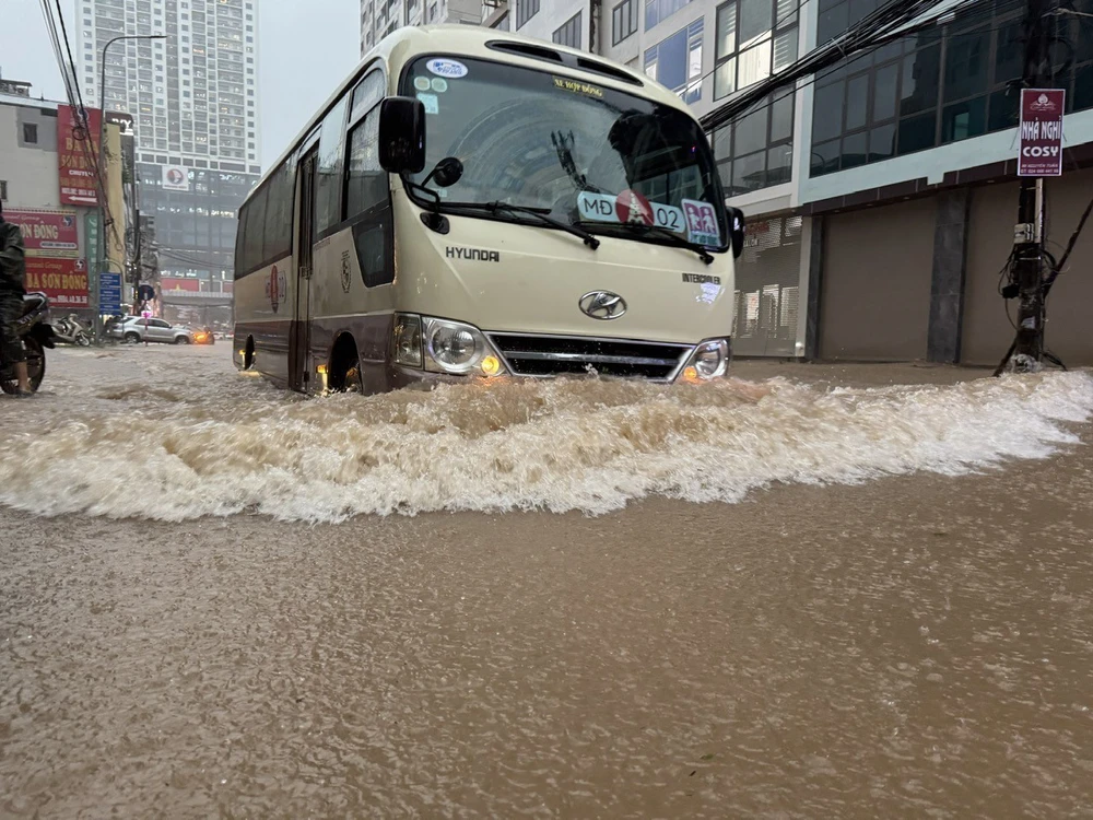 Mưa lớn suốt đêm, nhiều tuyến phố Hà Nội ngập sâu - Ảnh 18.