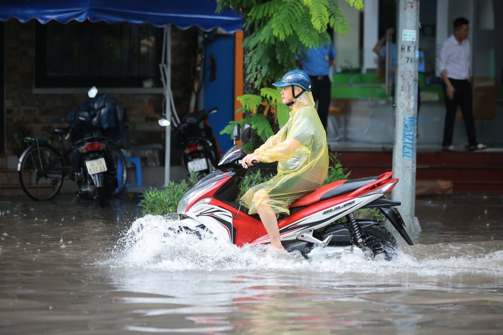 Mưa lớn cả ngày gây ngập tại nhiều tuyến đường Hà Nội - Ảnh 7.