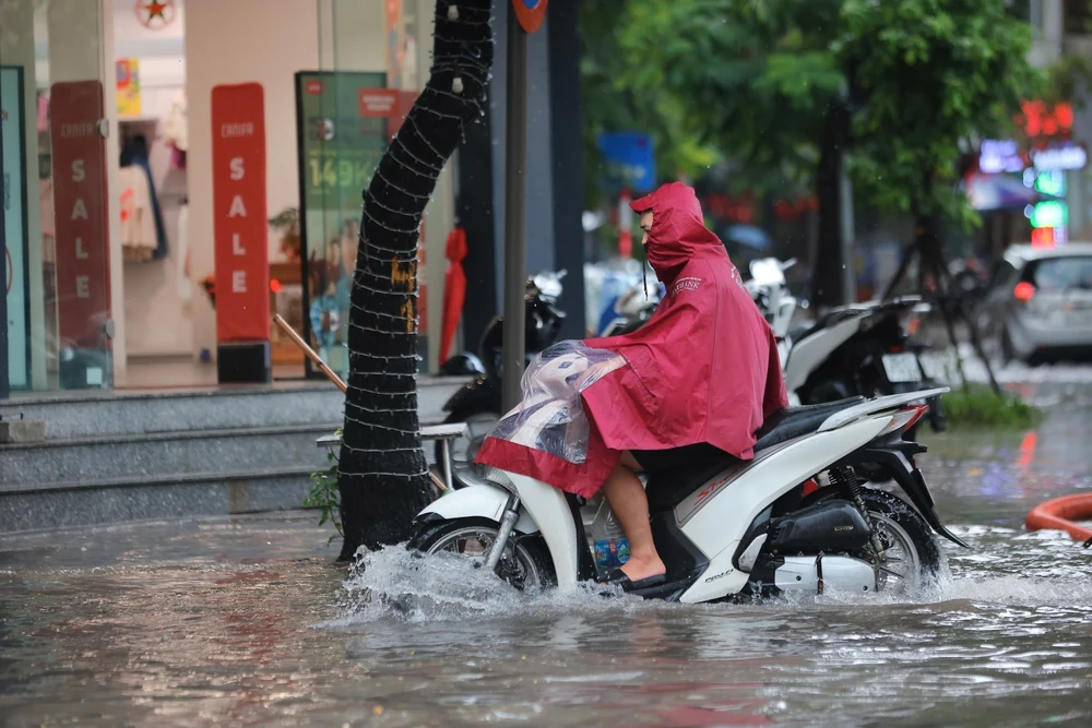 Hà Nội: Dạy và học trực tuyến, khắc phục hậu quả mưa ngập - Ảnh 2.
