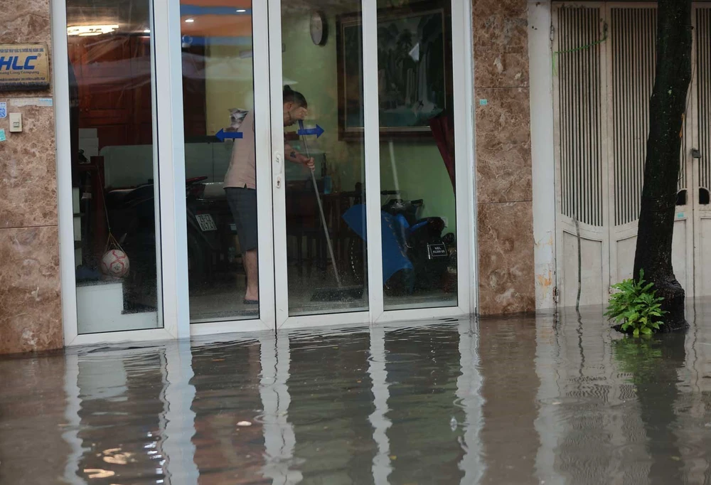 Mưa lớn cả ngày gây ngập tại nhiều tuyến đường Hà Nội - Ảnh 13.
