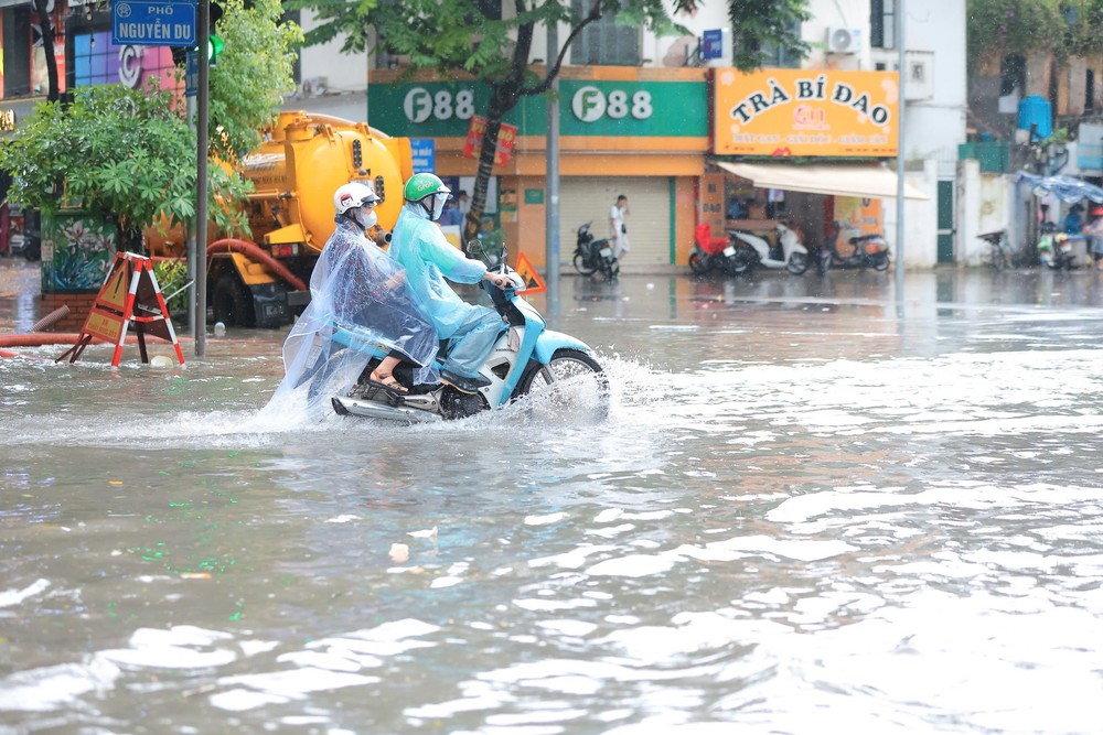 Mưa lớn cả ngày gây ngập tại nhiều tuyến đường Hà Nội - Ảnh 11.