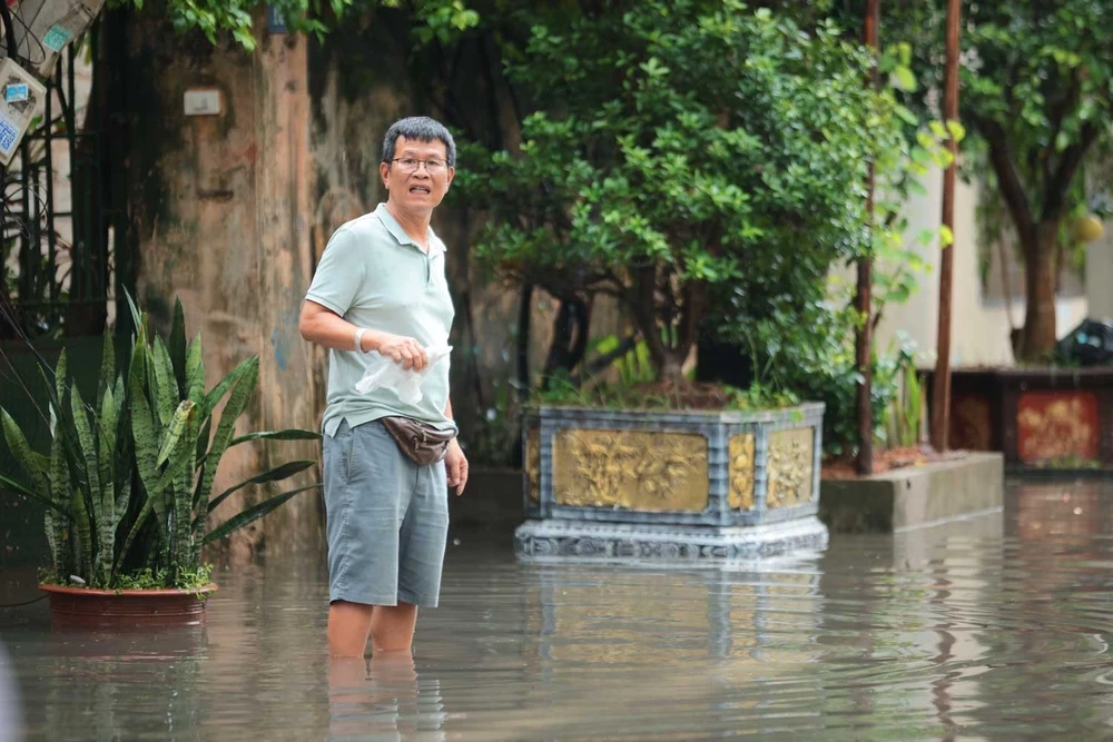 Mưa lớn cả ngày gây ngập tại nhiều tuyến đường Hà Nội - Ảnh 12.