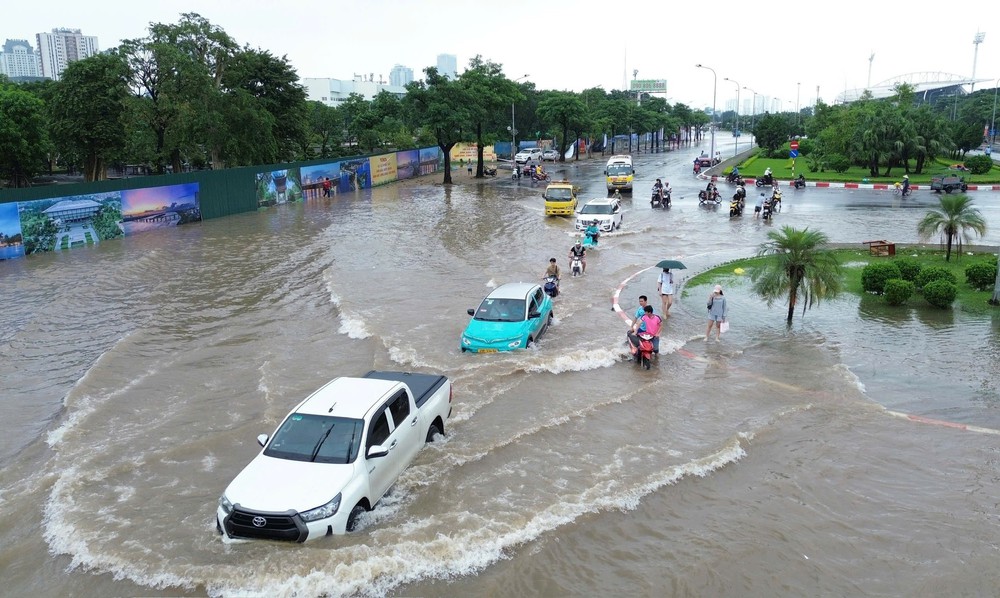 Mưa lớn cả ngày gây ngập tại nhiều tuyến đường Hà Nội - Ảnh 6.