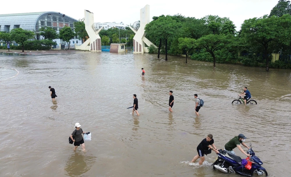 Mưa lớn cả ngày gây ngập tại nhiều tuyến đường Hà Nội - Ảnh 4.
