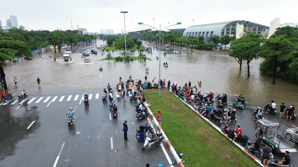 Mưa lớn cả ngày gây ngập tại nhiều tuyến đường Hà Nội - Ảnh 5.