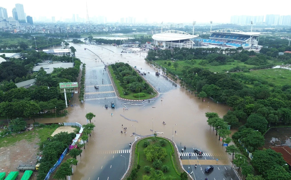 Mưa lớn cả ngày gây ngập tại nhiều tuyến đường Hà Nội - Ảnh 3.