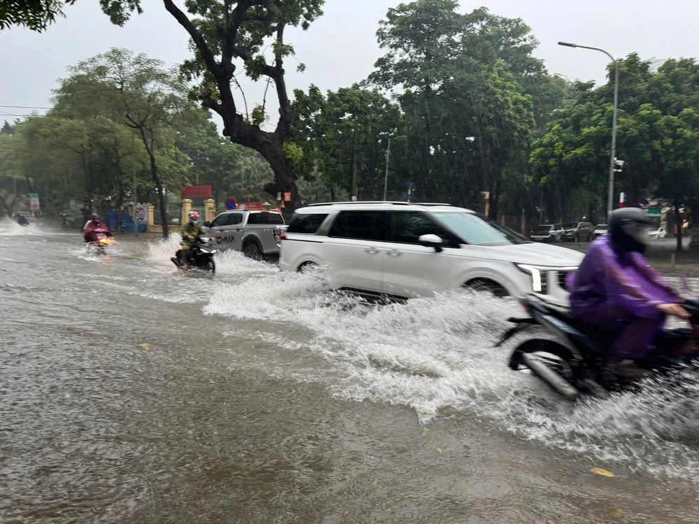 Mưa lớn suốt đêm, nhiều tuyến phố Hà Nội ngập sâu - Ảnh 23.