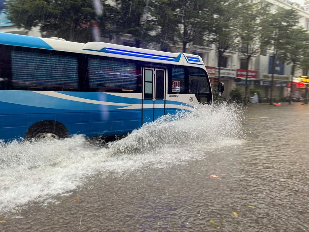Mưa lớn suốt đêm, nhiều tuyến phố Hà Nội ngập sâu - Ảnh 24.