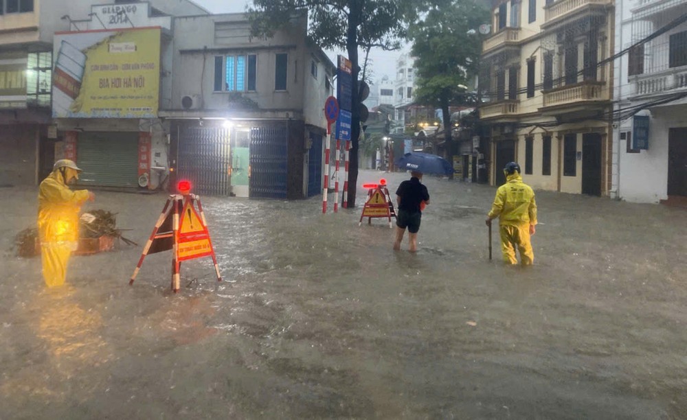 Mưa lớn suốt đêm, nhiều tuyến phố Hà Nội ngập sâu - Ảnh 22.